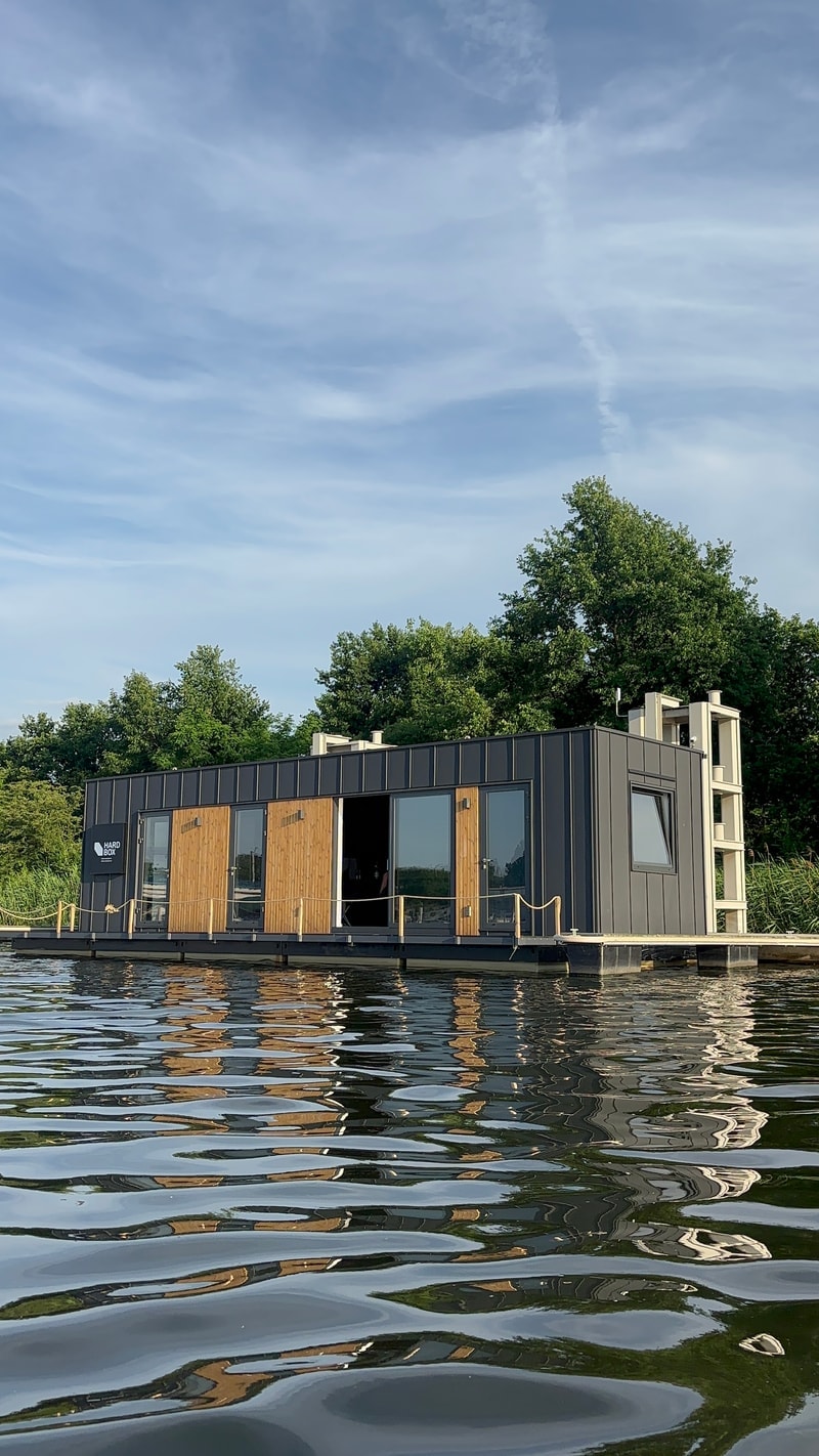 Schwimmendes Musterhaus von HARDBOX